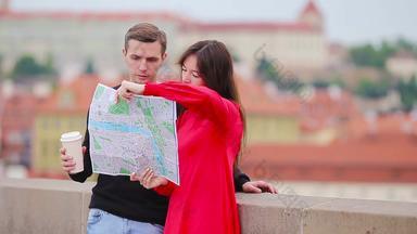 年轻的旅游夫妇旅行假期欧洲微笑快乐高加索人家庭城市地图搜索景点